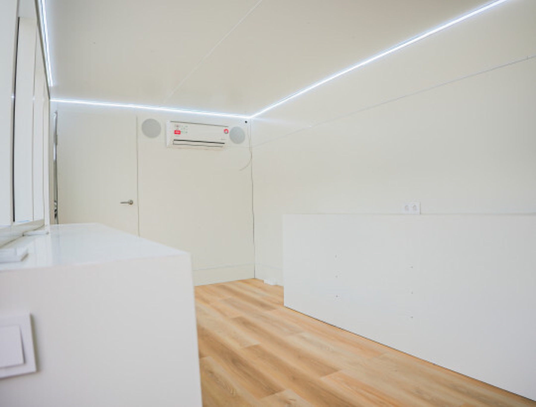 MobiCube 8 Office Pneumatic Awning archived product photograph 5