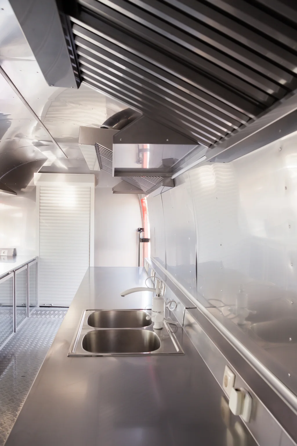 Long stainless counter double sink and extraction hood inside the MobiEdge 8
