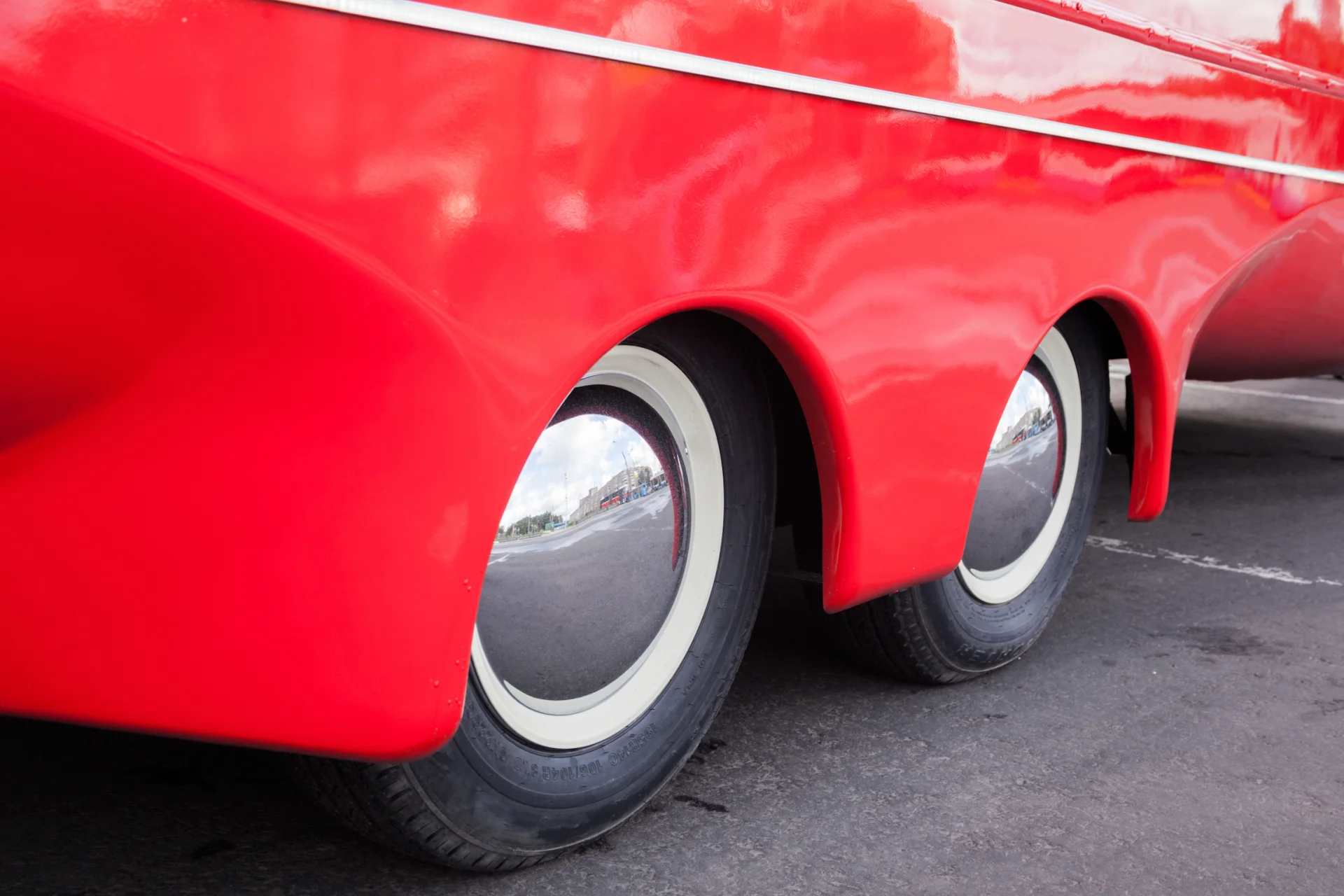 Tandem wheels with whitewall tires beneath the red MobiEdge 8 shell