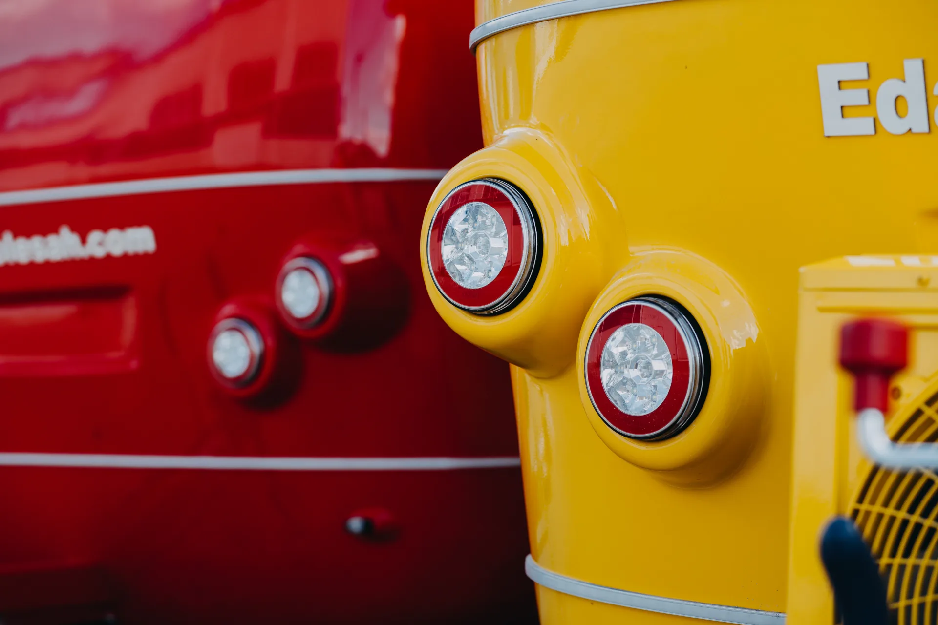 Round rear lights on yellow and red MOBITRUCK trailer shells