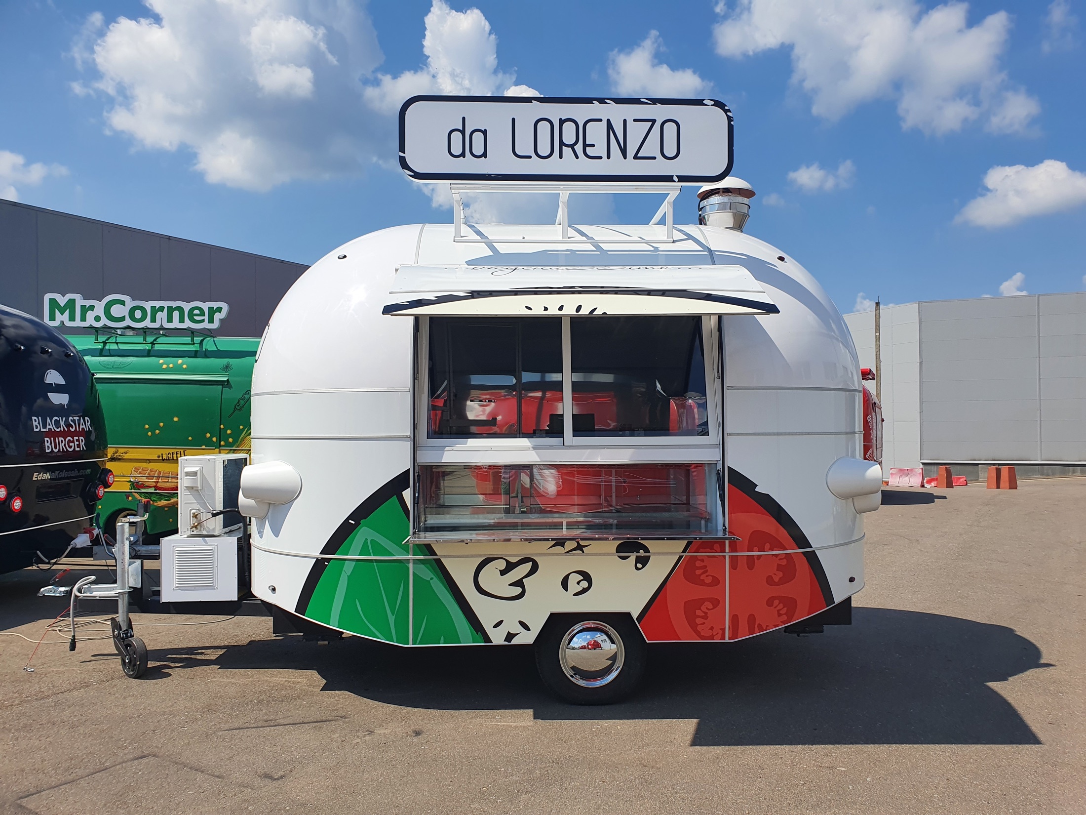 Da Lorenzo trailer service window side view