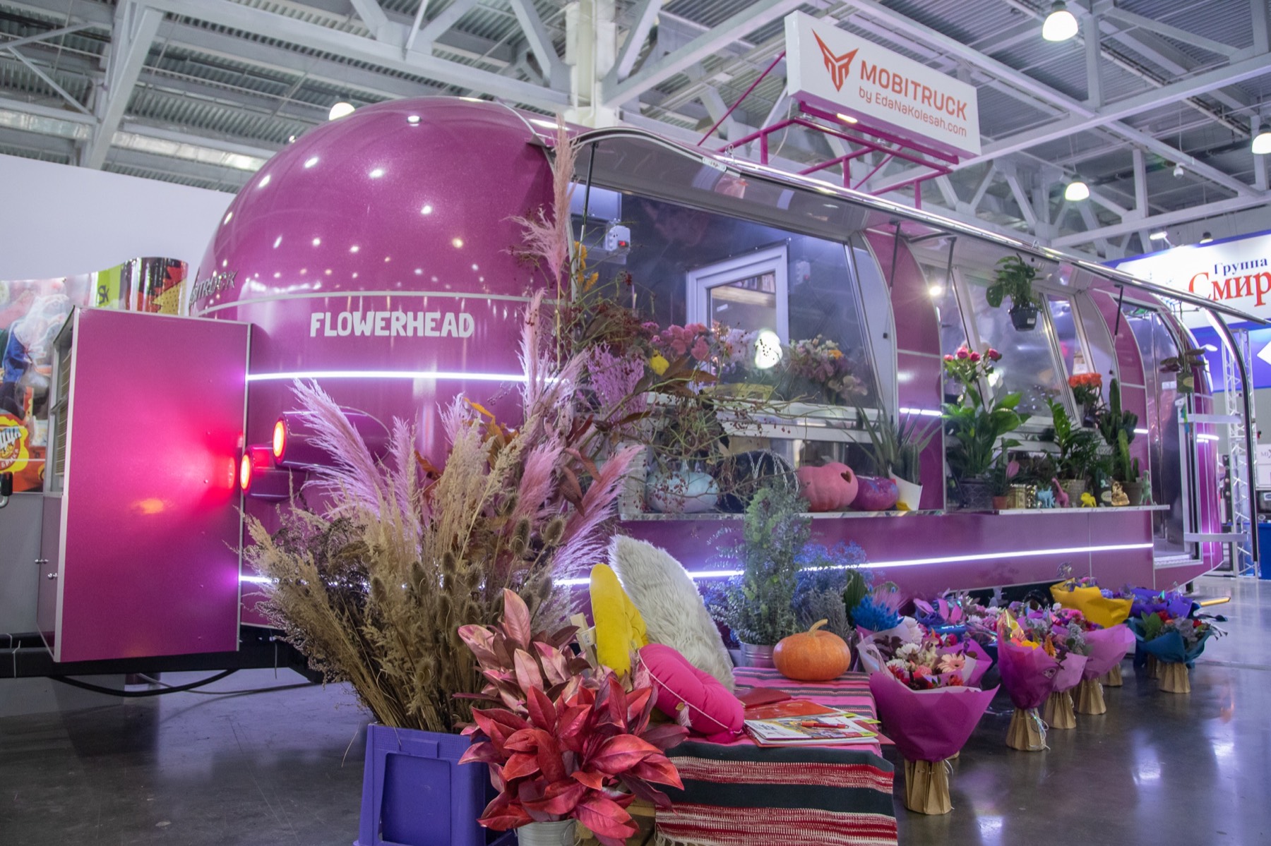 Flowerhead customer-facing flower display arranged beside the open trailer
