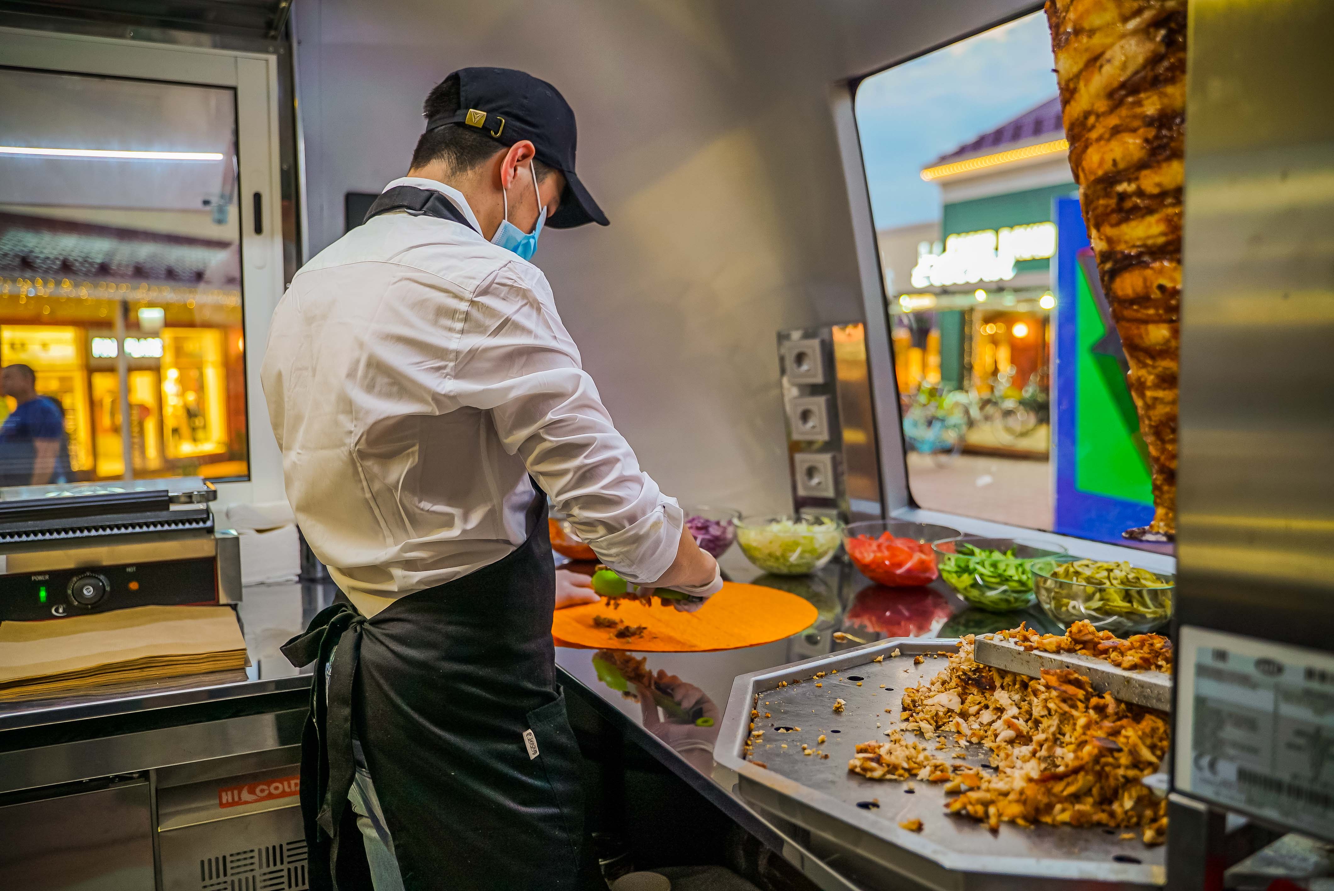 Food preparation workflow inside an operating MOBITRUCK commercial platform