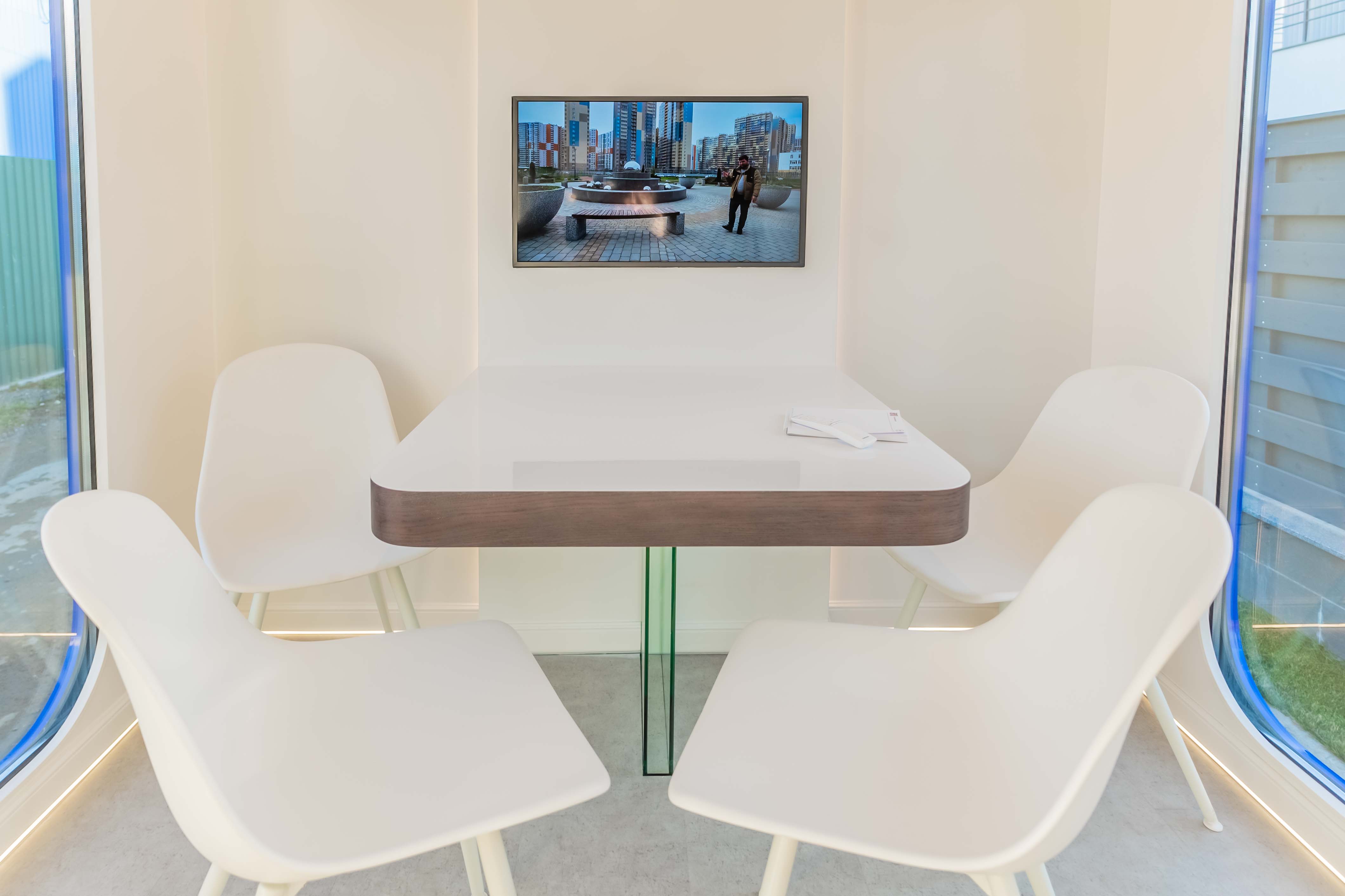Front view of an MT-8 mobile showroom meeting table and wall-mounted display