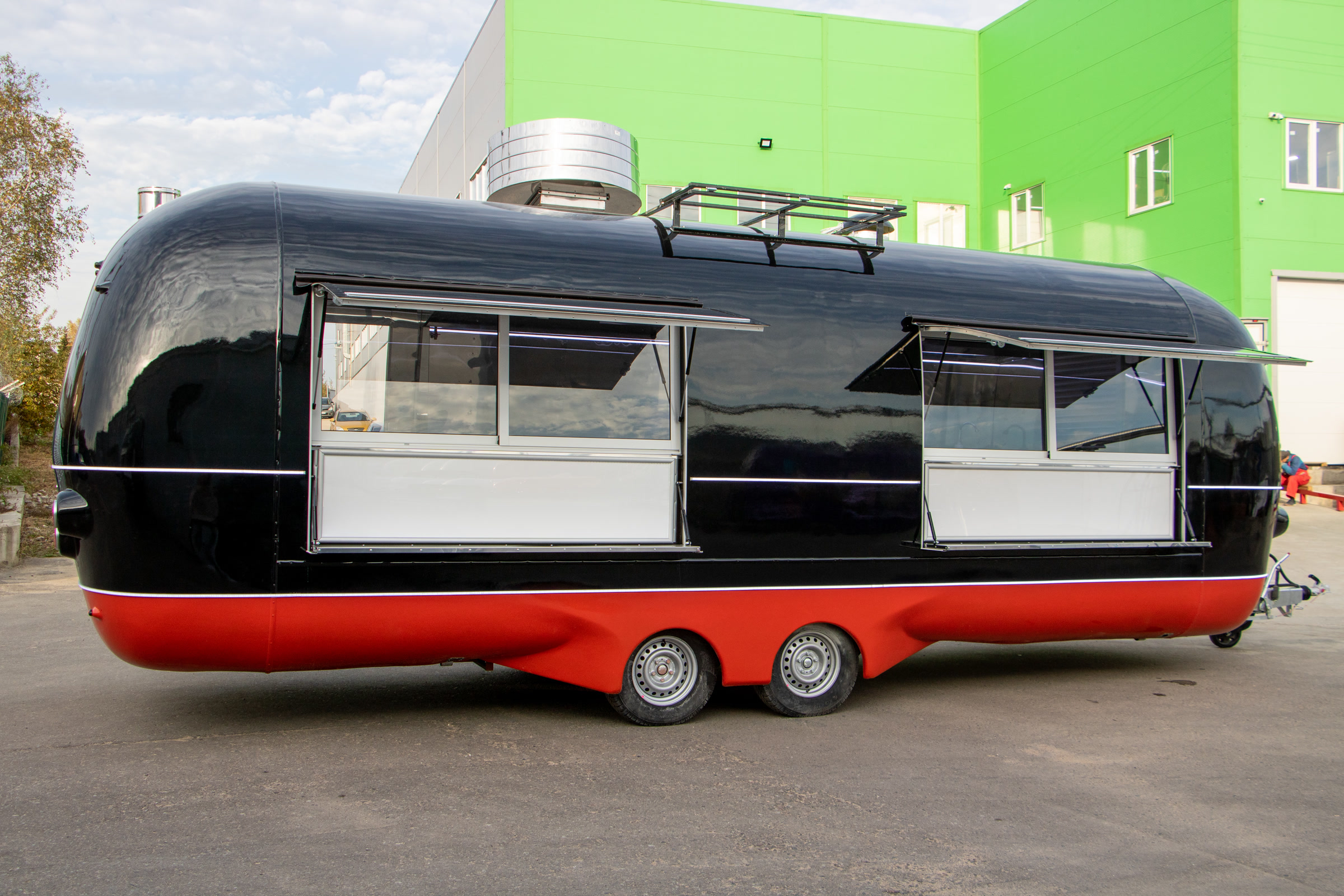 Food trailer exterior as a storefront by MOBITRUCK