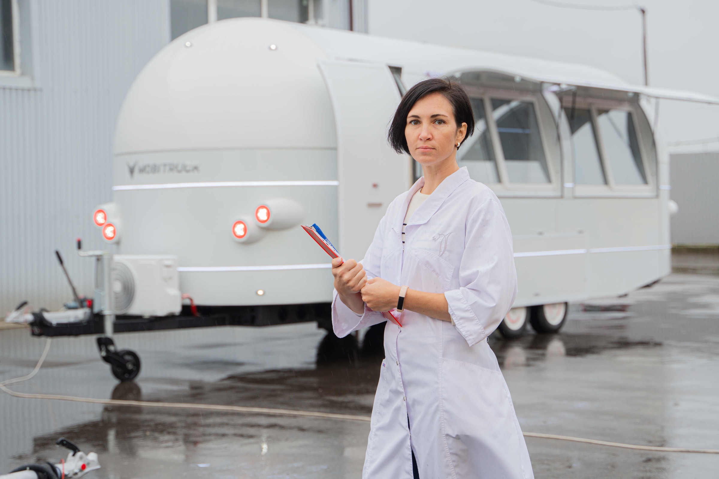 MobiCryo operator in front of the mobile Cryo SPA trailer
