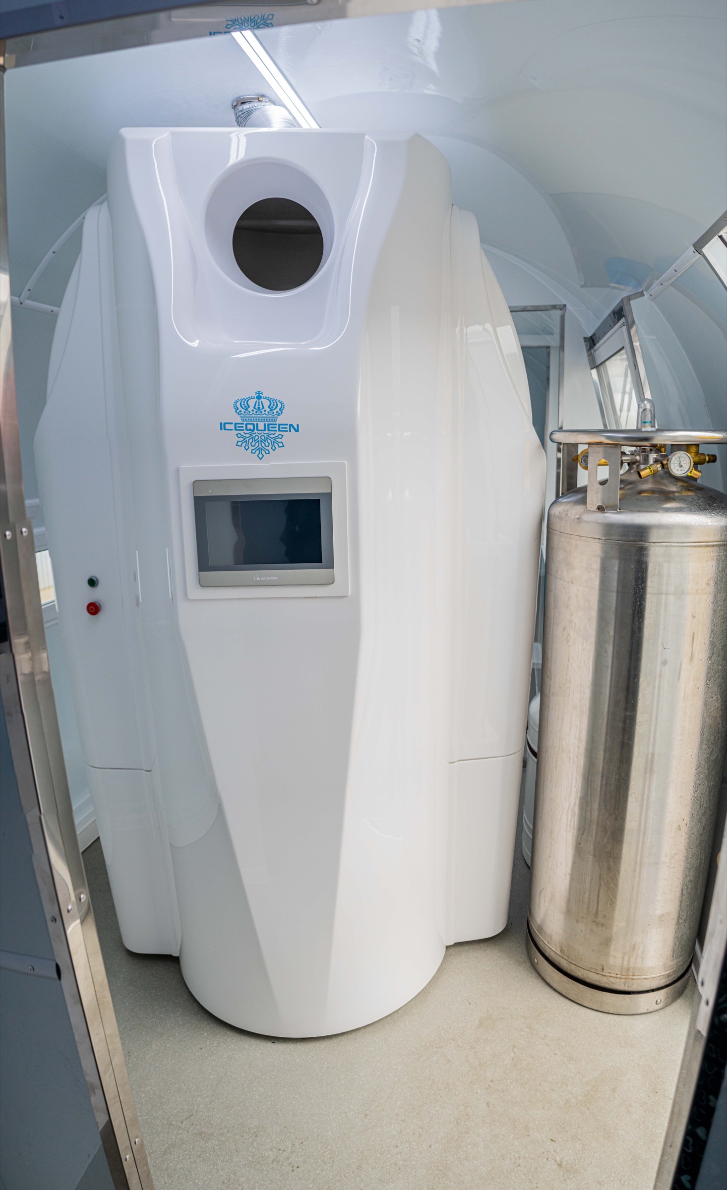 Cryotherapy chamber and supporting cylinder inside MobiCryo