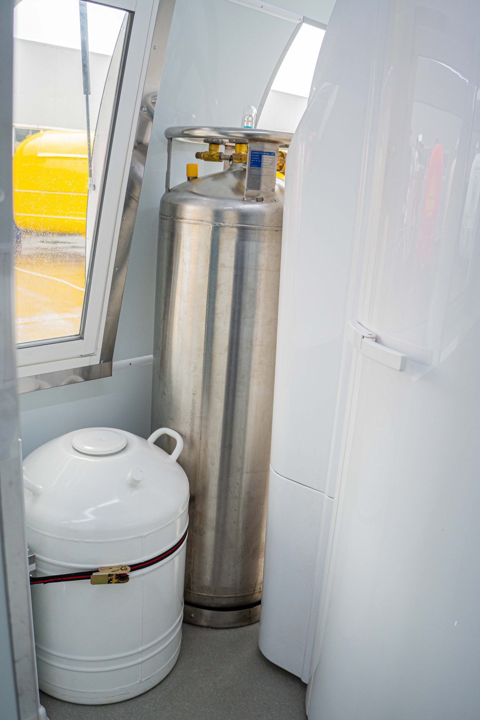 Secured specialist gas and storage equipment inside MobiCryo