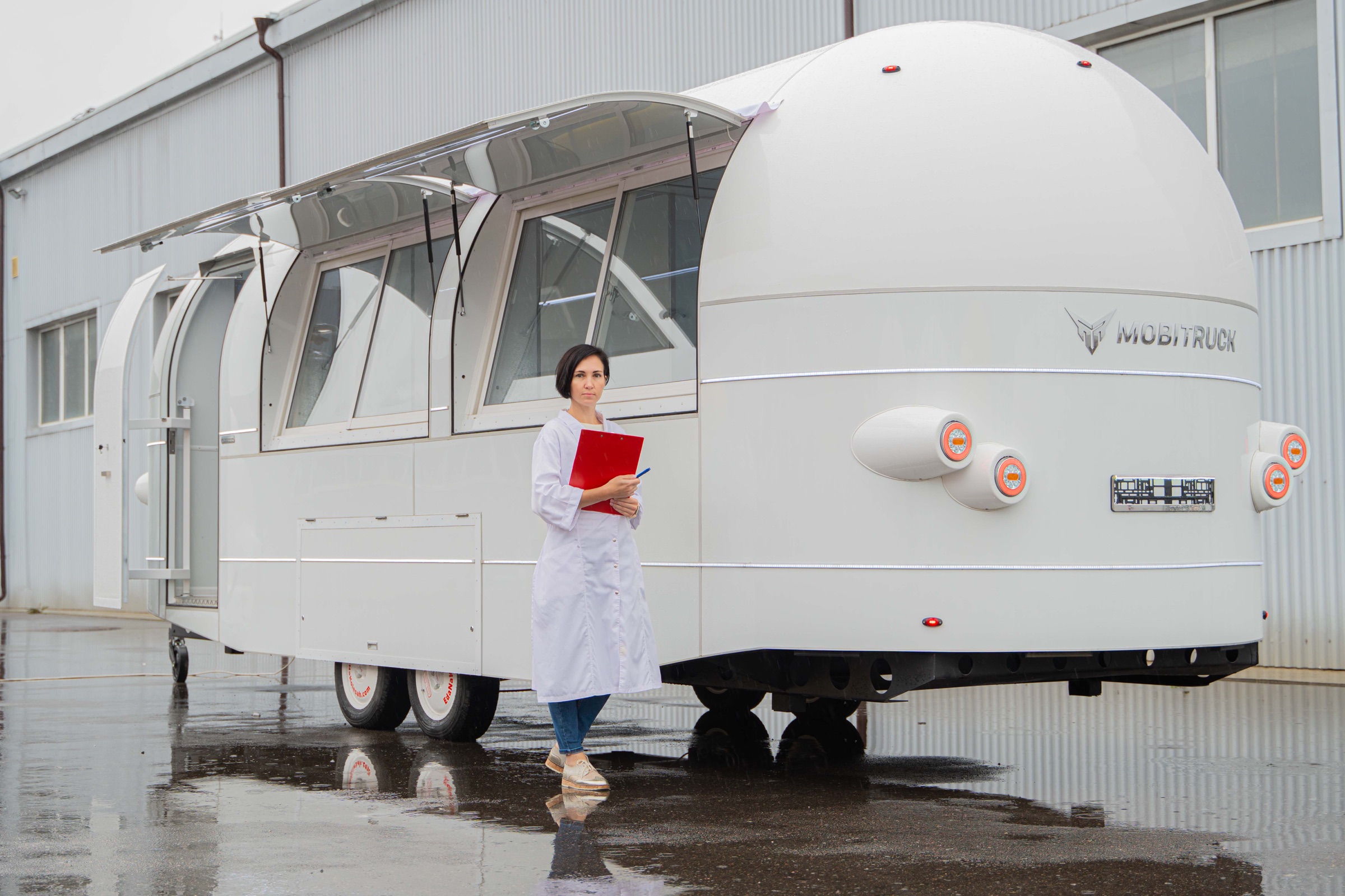 Qualified operator standing beside the white MobiCryo trailer