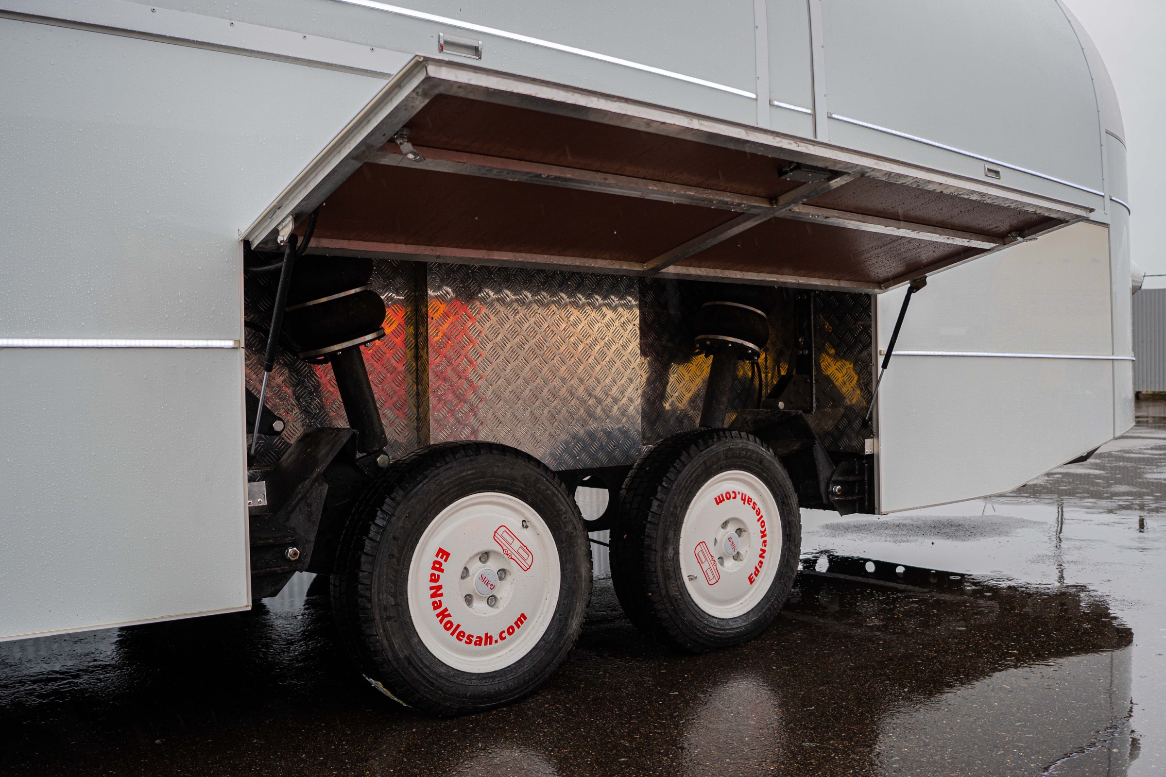 MobiCryo running gear and pneumatic suspension compartment